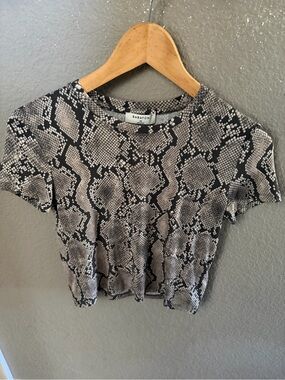 Aritzia Babaton Snakeskin Print Cropped Baby Tee XS Gray Black Short Sleeve Top